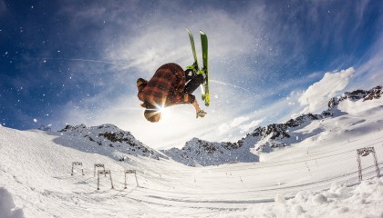 开云综合服务-_国际赛事：跨国对抗激烈引发关注_，跨国联赛